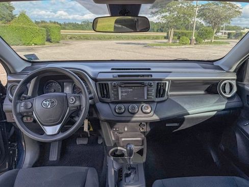 Used 2018 Toyota RAV4 LE FWD image 13