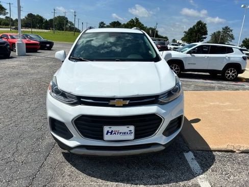 Used 2021 Chevrolet Trax LT w/ LT Convenience Package FWD image 3