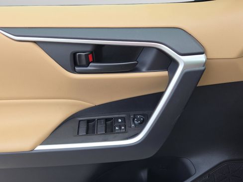 Certified 2025 Toyota RAV4 LE FWD image 17