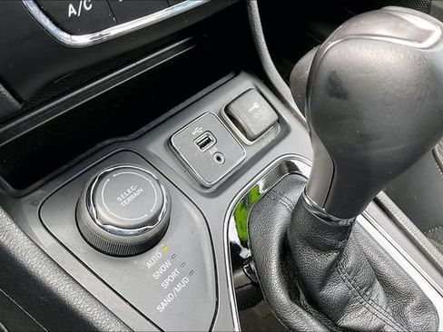 Used 2019 Jeep Cherokee Limited AWD/4WD image 16