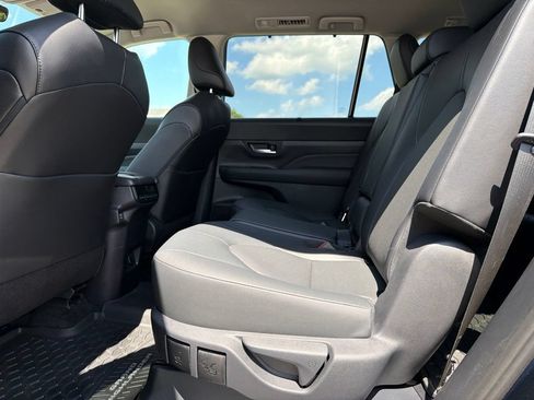 Used 2025 Toyota Grand Highlander AWD image 13