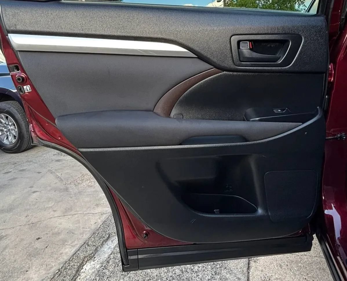 Used 2016 Toyota Highlander LE FWD image 19