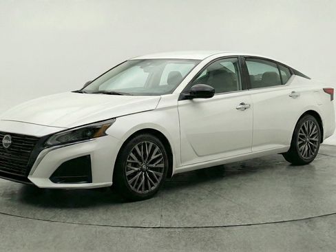 Used 2025 Nissan Altima 2.5 SV FWD image 3