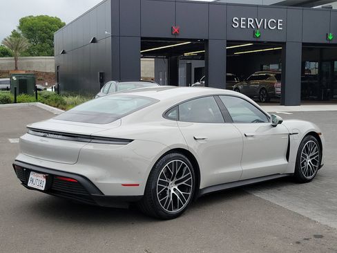 Used 2025 Porsche Taycan image 9