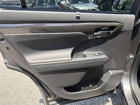 Certified 2024 Toyota Highlander Platinum FWD image 13