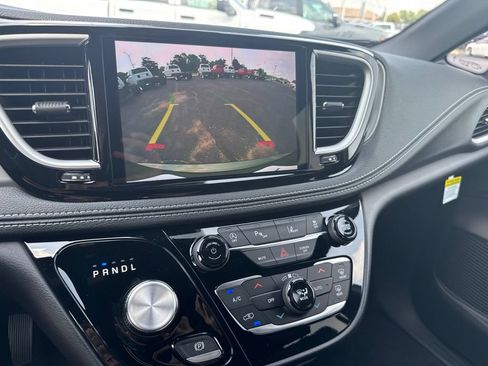 New 2027 Chrysler Pacifica Select AWD/4WD image 18