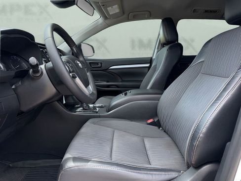 Used 2019 Toyota Highlander Plus AWD/4WD image 7