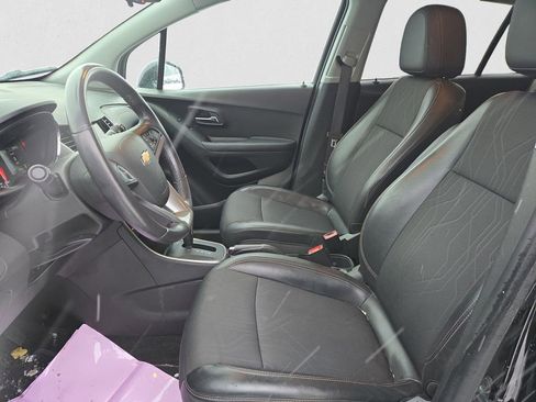 Used 2022 Chevrolet Trax LT w/ LT Convenience Package image 9