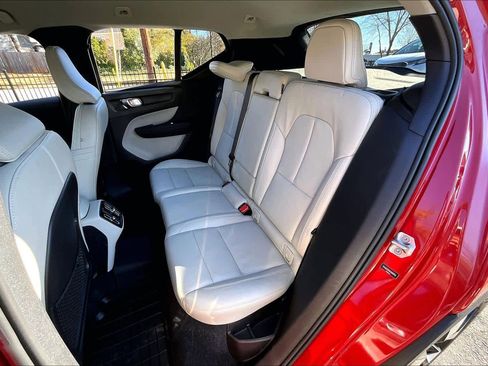 Used 2019 Volvo XC40 T4 Momentum image 18