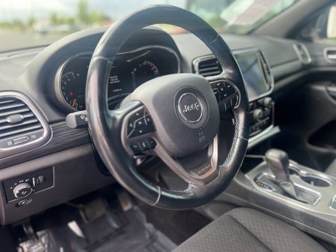 Used 2019 Jeep Grand Cherokee Laredo AWD/4WD image 30