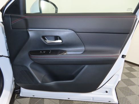 Certified 2025 Nissan Kicks SR image 31