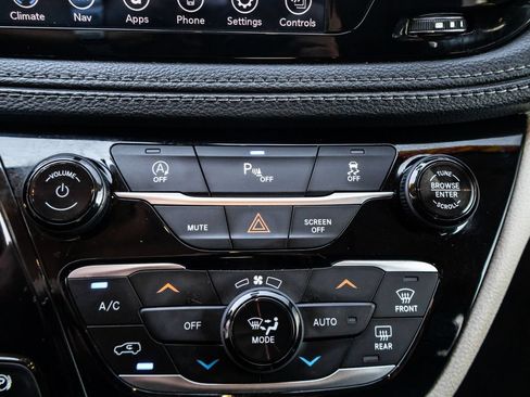 Used 2020 Chrysler Pacifica Limited FWD image 29