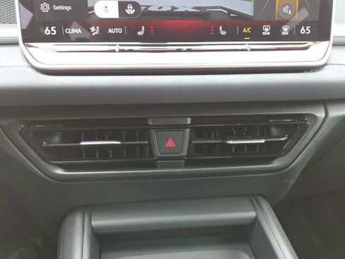 Used 2025 Volkswagen Tiguan SE AWD/4WD image 18