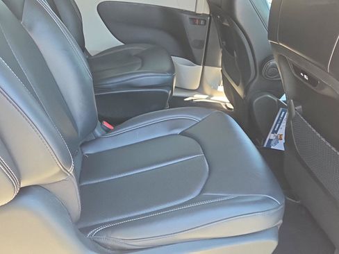 Used 2024 Chrysler Pacifica Limited FWD image 19