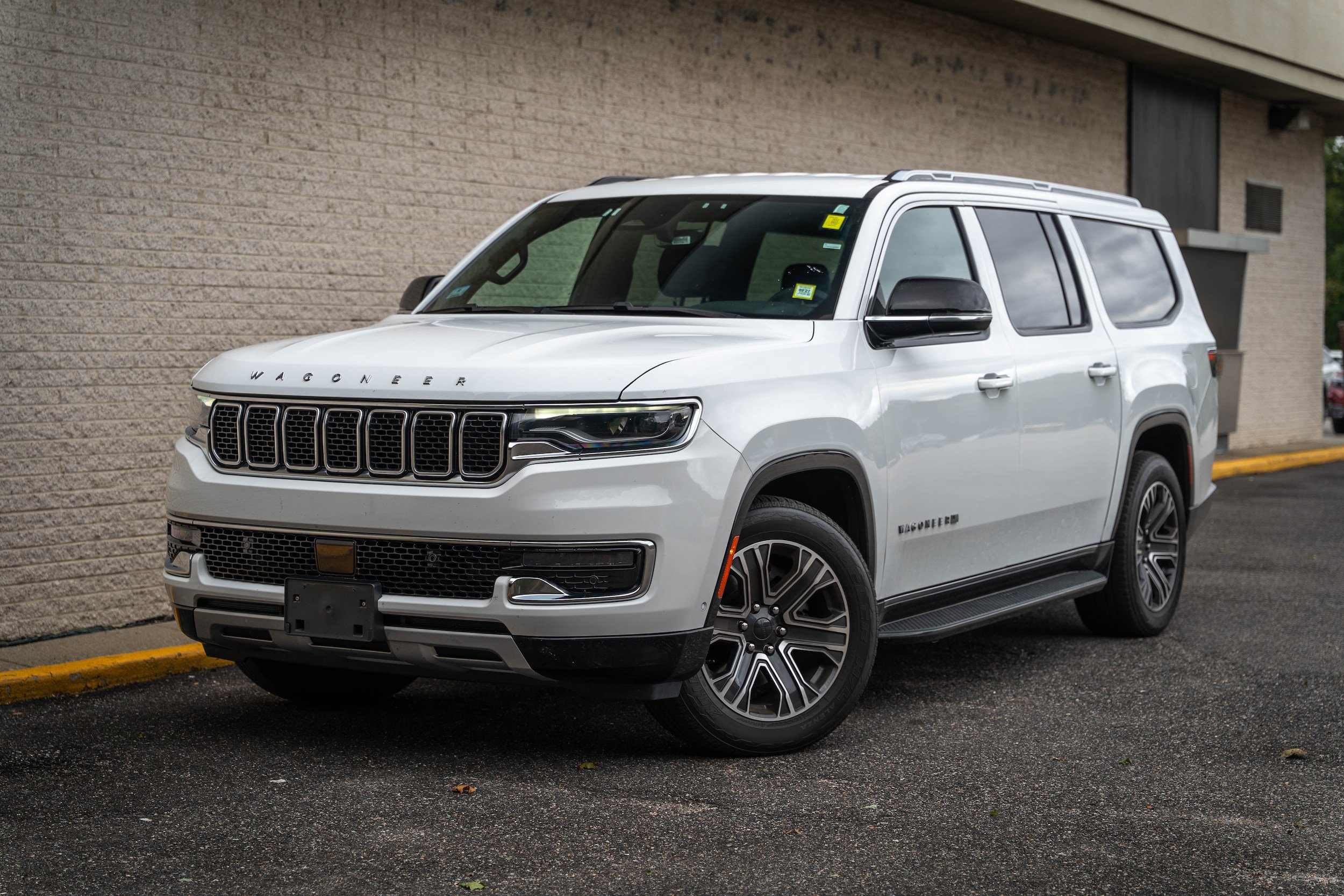 Used 2024 Jeep Wagoneer L Series II w/ Flexible Seating Group AWD/4WD image 2