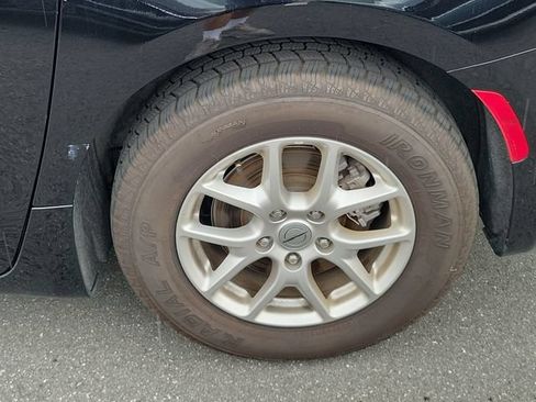 Used 2024 Chrysler Pacifica Touring-L FWD image 6