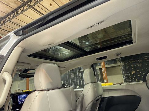 Used 2019 Chrysler Pacifica Limited image 26