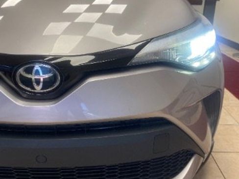 Used 2020 Toyota C-HR LE image 10