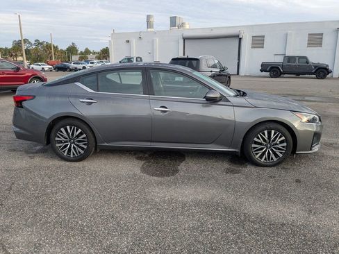 Used 2025 Nissan Altima 2.5 SV w/ SV Premium Package image 3