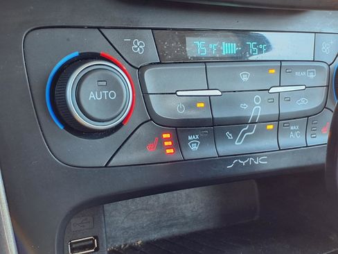 Used 2018 Ford Focus Titanium image 5