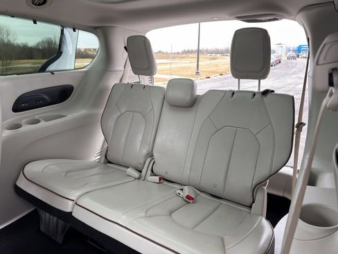 Used 2020 Chrysler Pacifica Limited image 39