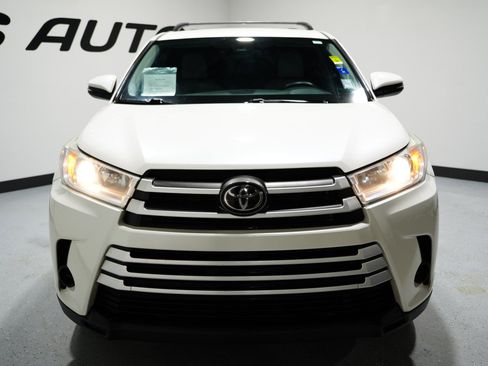 Used 2019 Toyota Highlander LE image 2