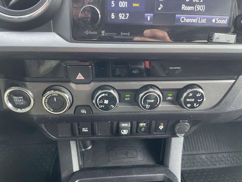 Used 2018 Toyota Tacoma TRD Sport image 27