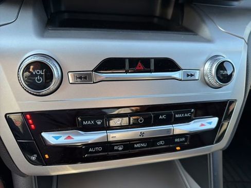 Used 2022 Ford Explorer XLT w/ Equipment Group 202A image 9