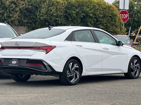 Used 2025 Hyundai Elantra SEL FWD image 5