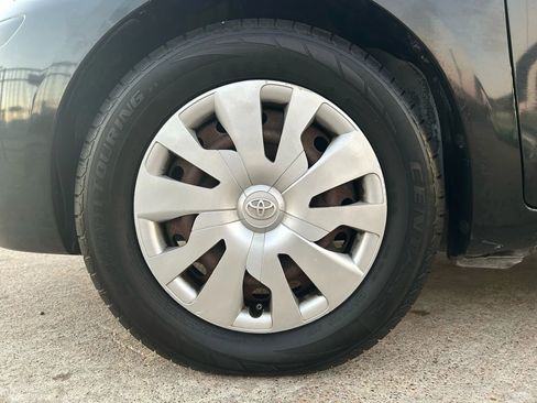 Used 2010 Toyota Yaris 4-Door Hatchback image 22