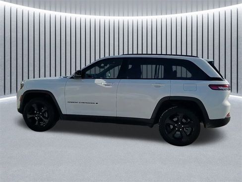 Used 2023 Jeep Grand Cherokee Altitude image 18