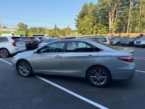 Used 2016 Toyota Camry SE w/ Moonroof Package image 9
