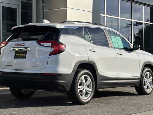Used 2023 GMC Terrain SLE w/ Driver Convenience Package image 4