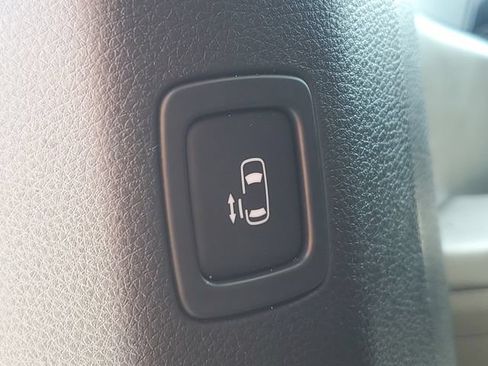 Used 2025 Kia Carnival FWD image 16