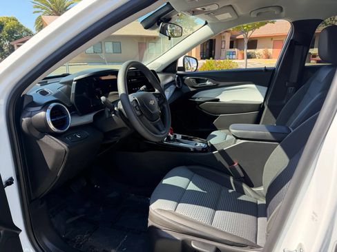 Used 2025 Chevrolet Trax LT w/ LPO, Blackout Package FWD image 11