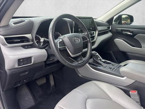 Used 2022 Toyota Highlander XLE AWD/4WD image 9