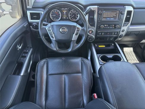 Used 2018 Nissan Titan PRO-4X w/ Pro-4x Convenience Package AWD/4WD image 14