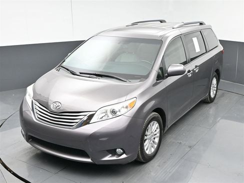 Used 2016 Toyota Sienna XLE image 22