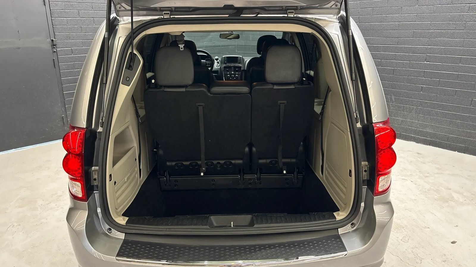 Used 2018 Dodge Grand Caravan SXT FWD image 12