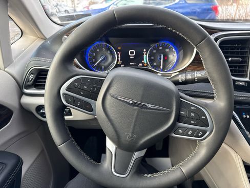 Used 2024 Chrysler Pacifica Limited image 16