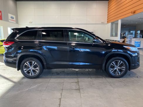 Used 2018 Toyota Highlander AWD V6 image 4