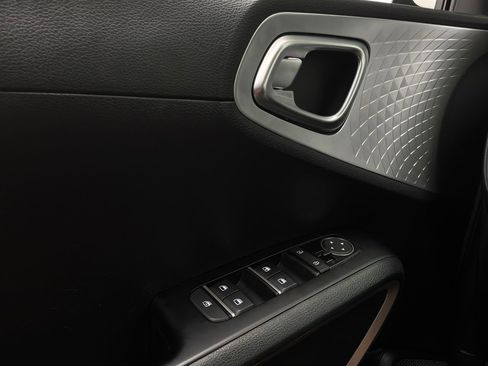 Used 2025 Kia Soul LX w/ LX Technology Package FWD image 17