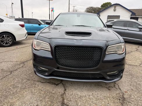 Used 2017 Chrysler 300 Limited w/ Value Package RWD image 2