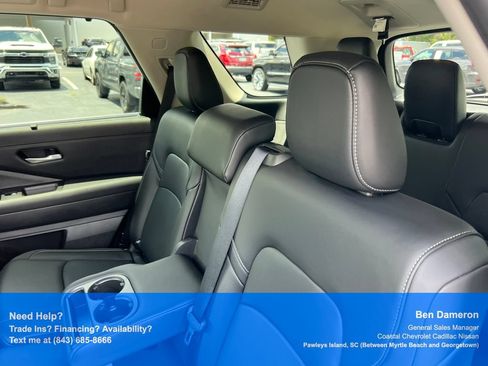Used 2025 Nissan Pathfinder SL AWD/4WD image 16
