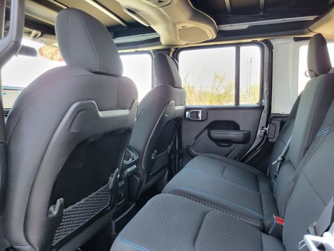 Used 2025 Jeep Wrangler Unlimited Rubicon 4xe w/ Convenience Group AWD/4WD image 19