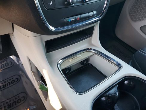 Used 2020 Dodge Grand Caravan SXT image 18