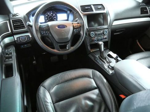 Used 2017 Ford Explorer XLT w/ Equipment Group 202A AWD/4WD image 4