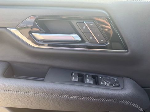 Used 2025 GMC Yukon XL Denali w/ Sun & Power Step Package image 32