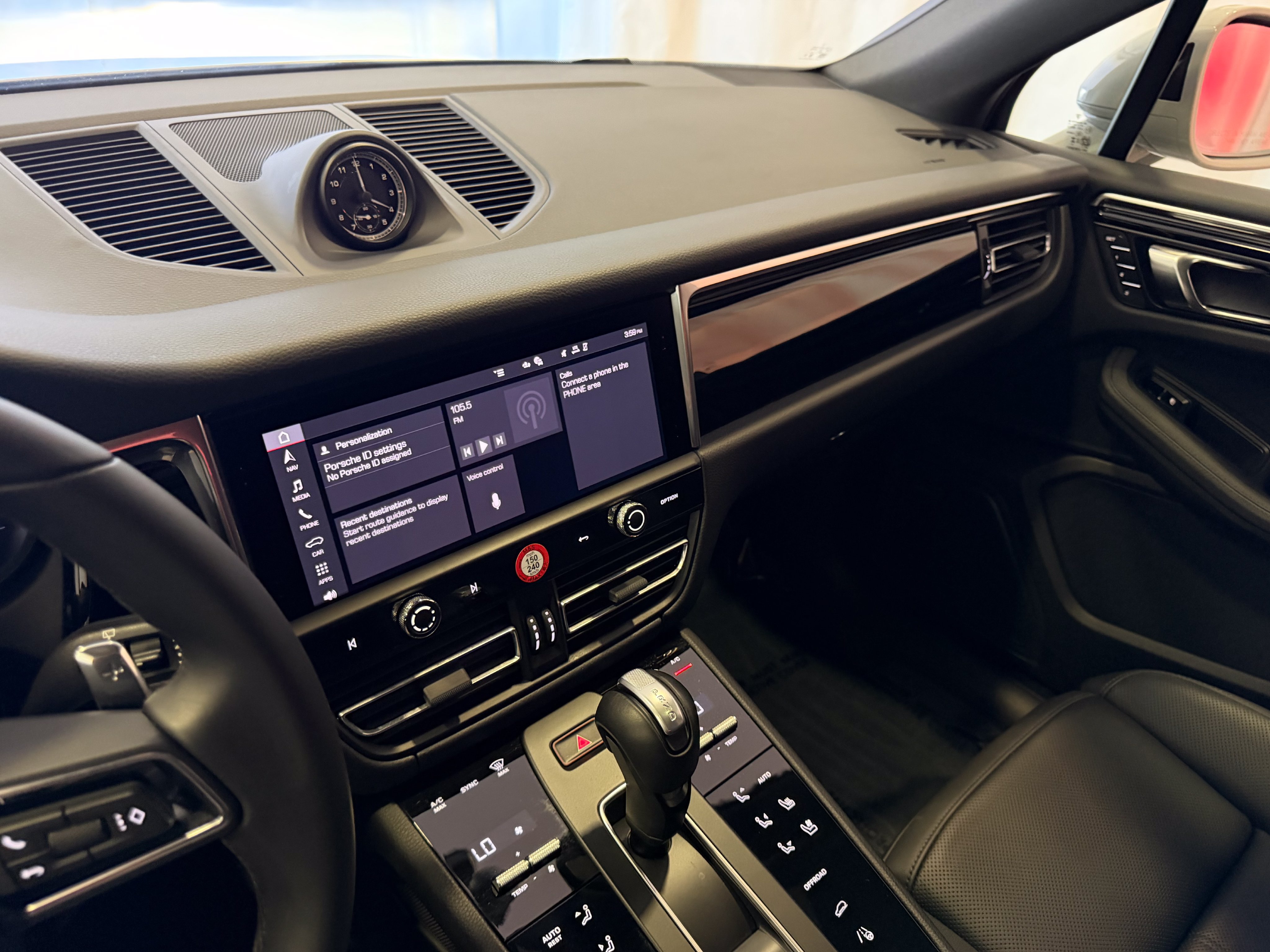 Certified 2026 Porsche Macan AWD/4WD image 18