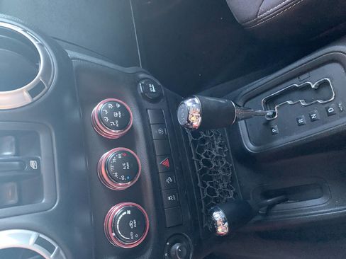 Used 2013 Jeep Wrangler Unlimited Sahara w/ Connectivity Group image 28